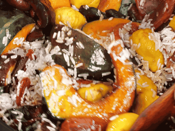 電飯煲正常煮飯模式煮飯。出鍋后撒點(diǎn)蔥花