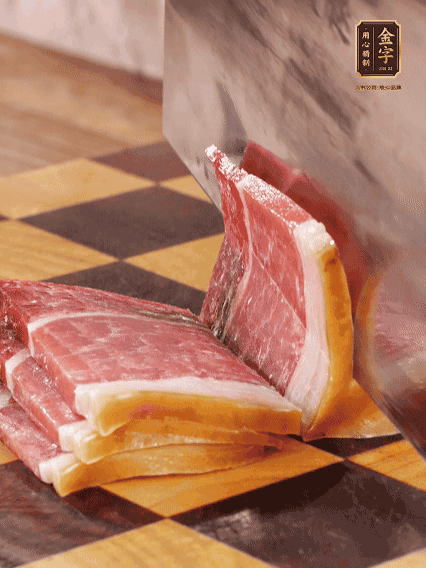 金字火腿切片，溫水浸泡5分鐘；肉皮泡發(fā)，切成小塊。