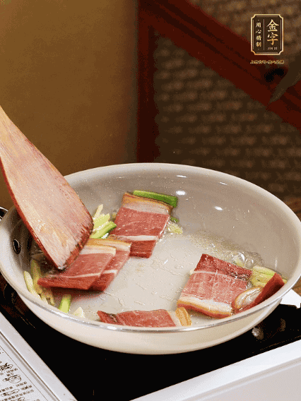 熱油下鍋，火腿、蔥姜蒜煸出香味備用