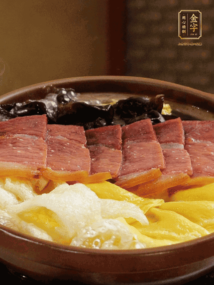 最后胡椒粉調(diào)味，撒小蔥花點(diǎn)綴