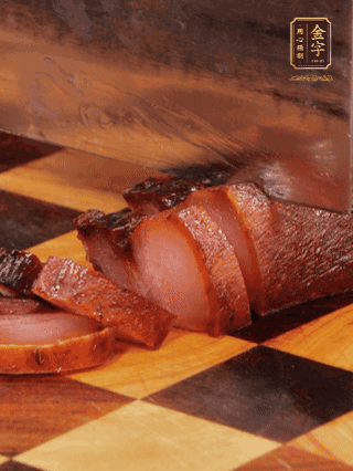 金字醬肉，煮熟切條；蓮藕去皮，切成條狀，焯水2分鐘