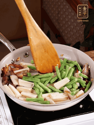 加少許生抽、蠔油、料酒、雞精調(diào)味，少許清水燜2分鐘，炒至豆角皺皮即可