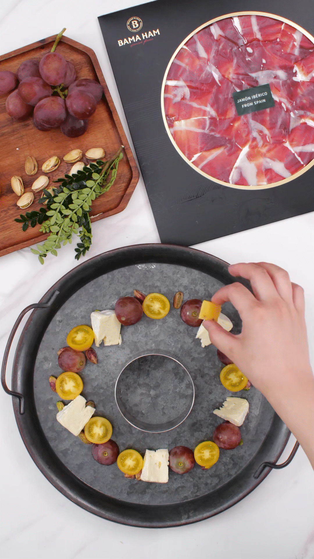 準(zhǔn)備一個(gè)大盤子，中間放上模具（或是一個(gè)空碗）預(yù)留空位，沿著磨具把食材擺盤成花環(huán)裝