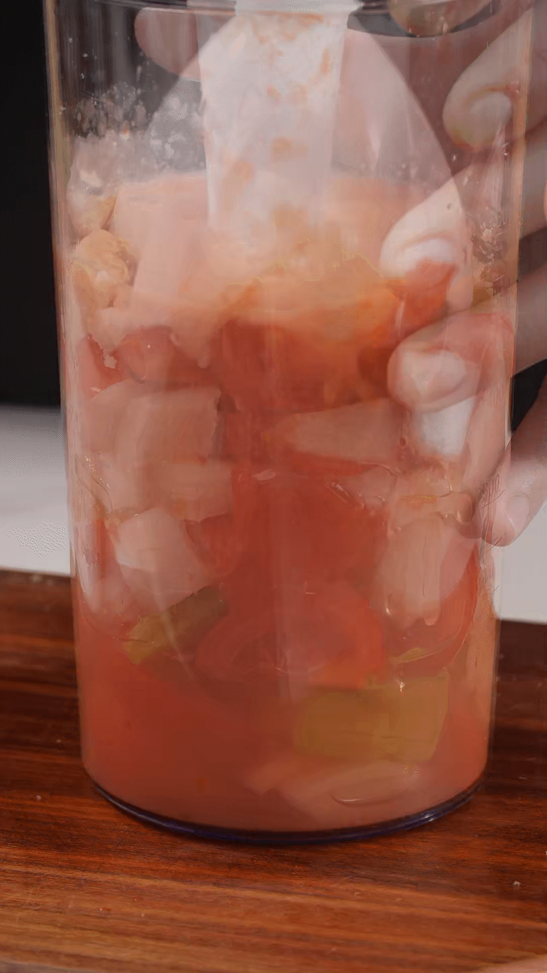 加入水、橄欖油、蘋果醋