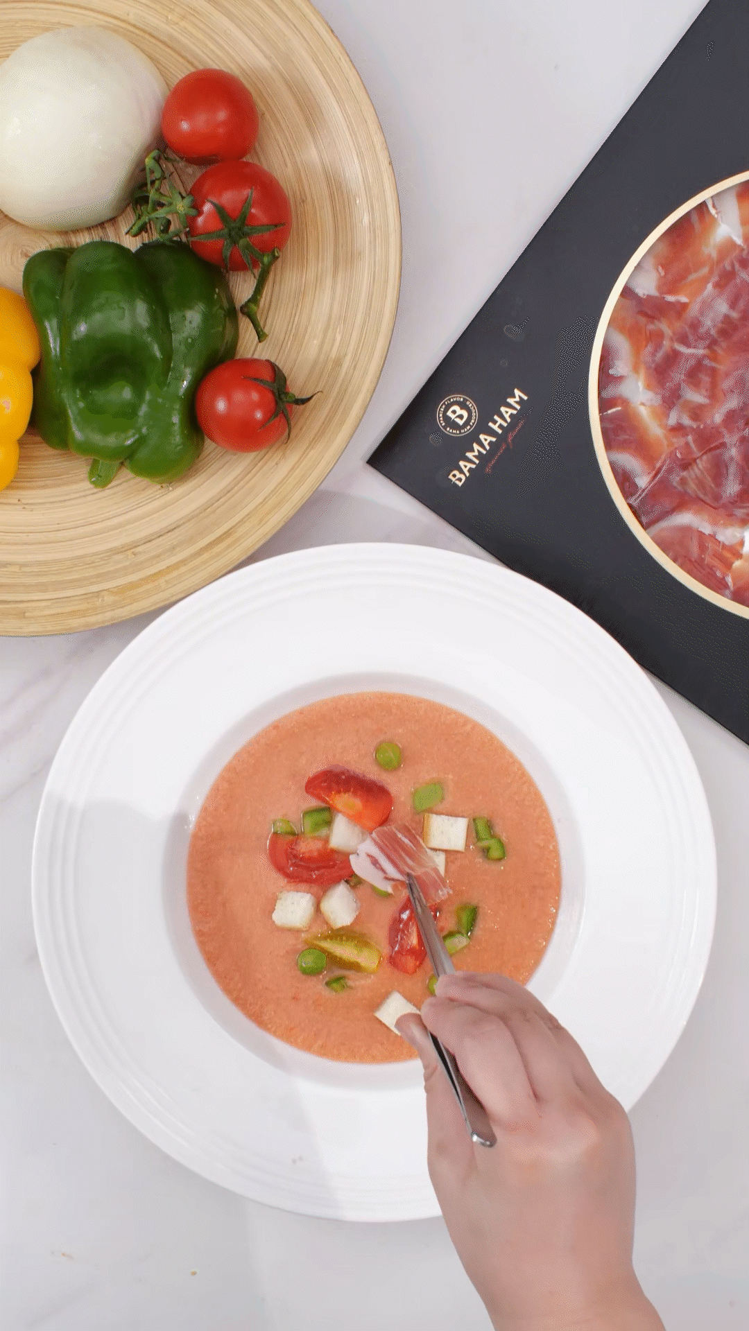 擺盤時，加入青豆，面包丁，黃瓜丁，烤面包丁，番茄丁