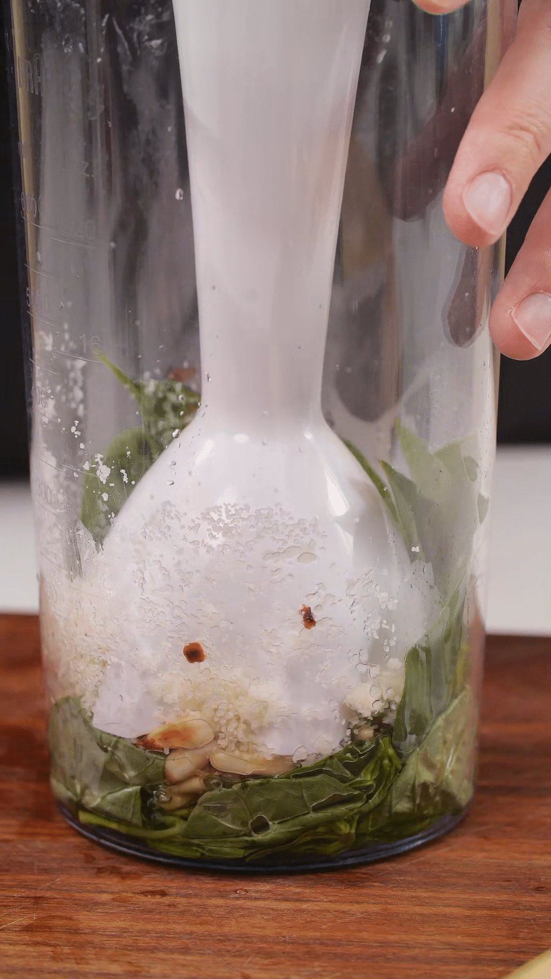 加入松子、現(xiàn)磨芝士碎、大蒜、鹽和檸檬汁、橄欖油，用手持料理機(jī)攪打細(xì)膩均勻
