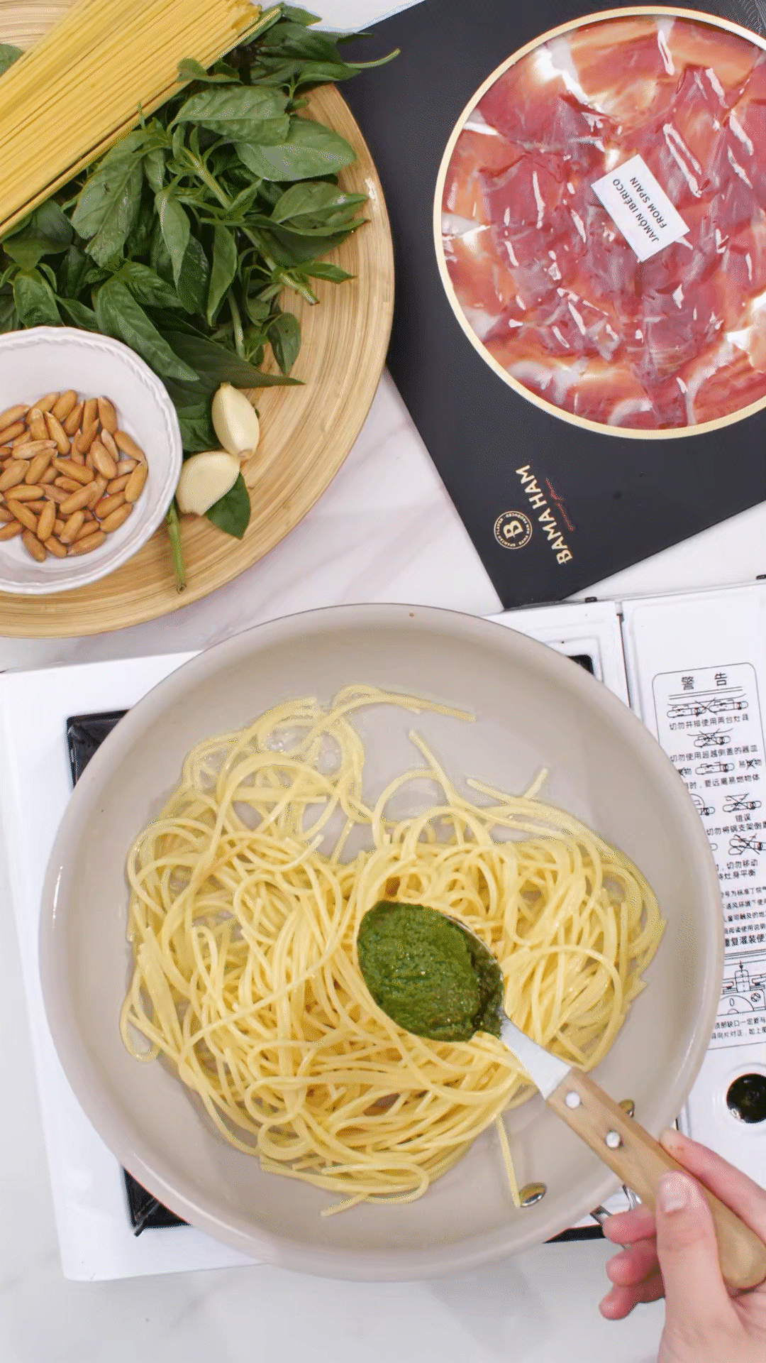 鍋中加入橄欖油，放入意面和青醬攪拌均勻裝盤(pán)
