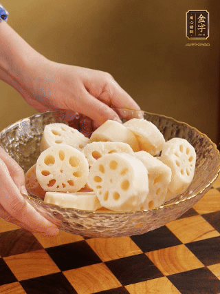 蓮藕洗凈削皮，切大塊，用鹽、糖腌制30分鐘。