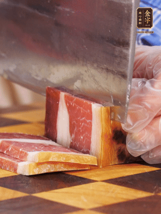 金字火腿切片，溫水浸泡5分鐘