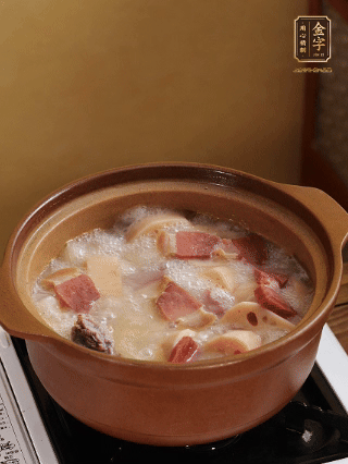 豬油潤鍋，豬骨、姜片煸出油脂香，再依次下開水、蓮藕、火腿，大火燒開