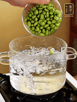 嫩毛豆汆燙1分鐘。