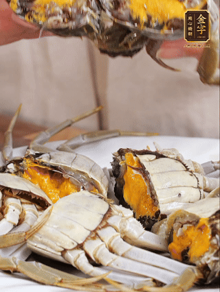 大閘蟹處理干凈，一切兩半。