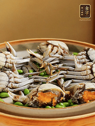 盤底鋪毛豆，依次放大閘蟹、咸肉， 淋一圈料酒、豉油。