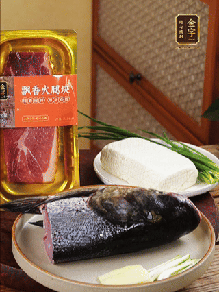 花鰱魚(yú)頭處理干凈（刮黑膜、除貼骨血、拔魚(yú)牙、剪魚(yú)鰭、刮凈魚(yú)肉表面雜質(zhì)），從中間劈開(kāi)成兩半，擦干水分