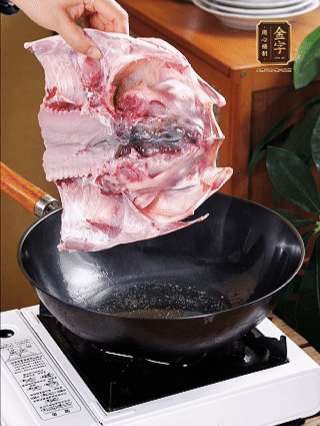 鍋里油燒熱（一半豬油、一半玉米油），放入魚(yú)頭，把魚(yú)頭煎至少兩面金黃