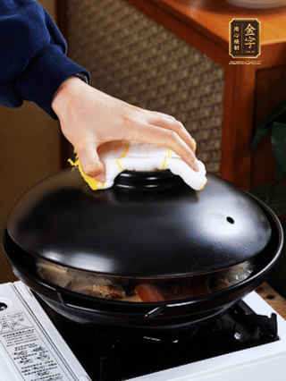 大火燒開(kāi)，大火煮10~15分鐘。放入切好的豆腐，再煮5分鐘