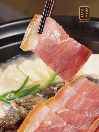 加入一丟丟鹽，撒點(diǎn)胡椒粉，蔥段點(diǎn)綴