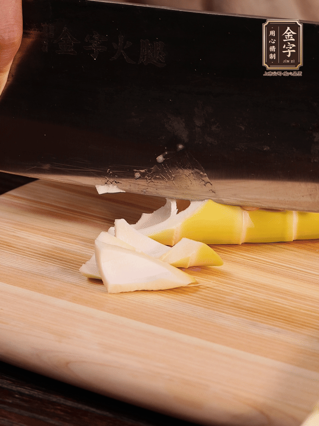 春筍去筍衣切滾刀塊；萵筍去皮切滾刀塊；春筍、百葉結(jié)焯水2分鐘。