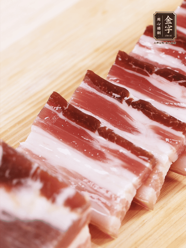 金字淡咸肉切厚片；金字淡咸肉、仔排加蔥姜、料酒焯水3分鐘，溫水洗凈。