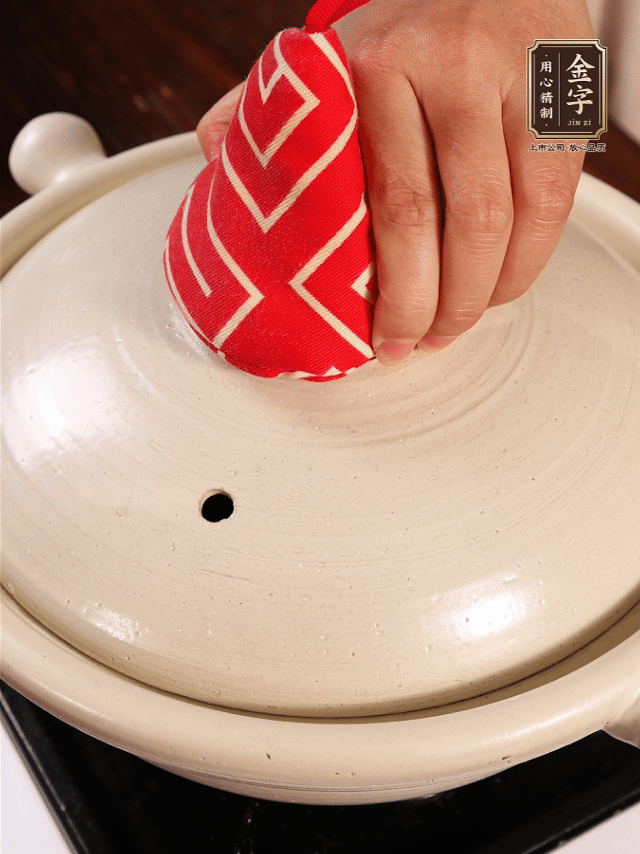 加開水燉煮，水沸后轉小火40分鐘。