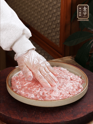 依次鋪肉末，碼入雞蛋豆腐，再鋪上金字香腸。